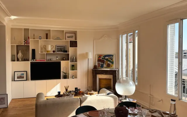 Zimmer in einer großen Wohnung, 10 Minuten von Paris St. Lazare/La Défe