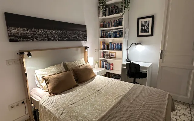 Double room with balcony in trendy Poble Sec.