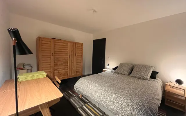 Room in a wooden house in the heart of Brie