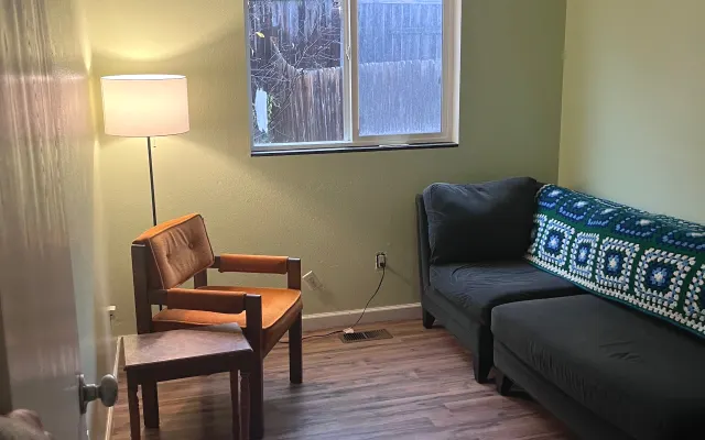 Cozy & bright private room in Northeast Anchorage