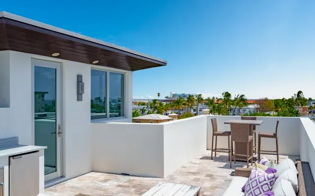 Modern 3BR with Rooftop Terrace, 5 min to beach