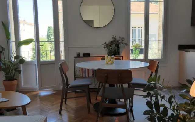 Encantador piso de dos habitaciones reformado, orientado al sur, a 200