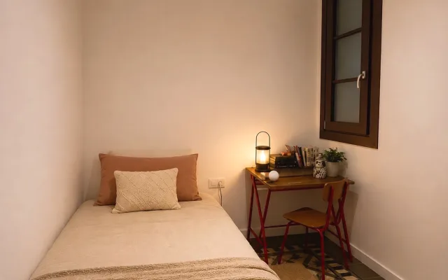 Private room with a large bed near the Sagrada Familia