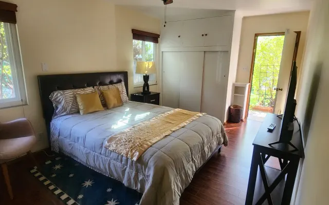 Private Room Oasis with Pool in Van Nuys