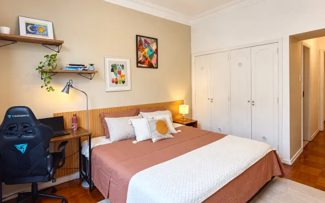 Geräumiges Zimmer mit eigenem Bad in der Nähe von Strand und Ipanema...