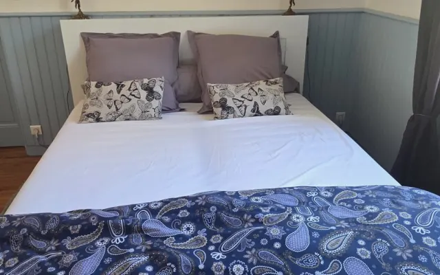 spaziosa camera privata in una casa situata nelle vicinanze dei mezzi...