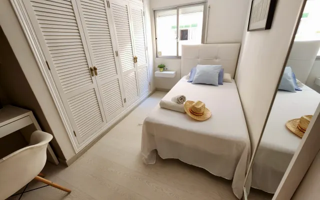 Room + Private Bathroom | A/C | Work Area | Near Downtown