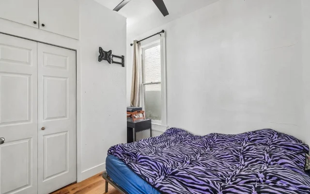 Una camera privata con letto queen-size a Baker, nel centro di Denver