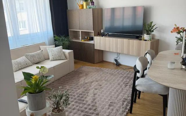 Chambre double privée dans un appartement de deux chambres.