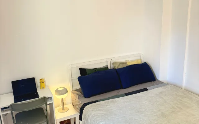 A cozy room in northern Madrid, very close to the airport.