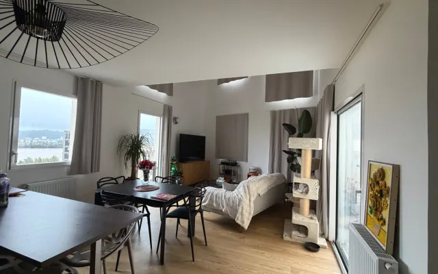 Quarto em apartamento próximo à estação