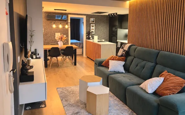 Ático moderno con terraza privada y encanto en Valencia