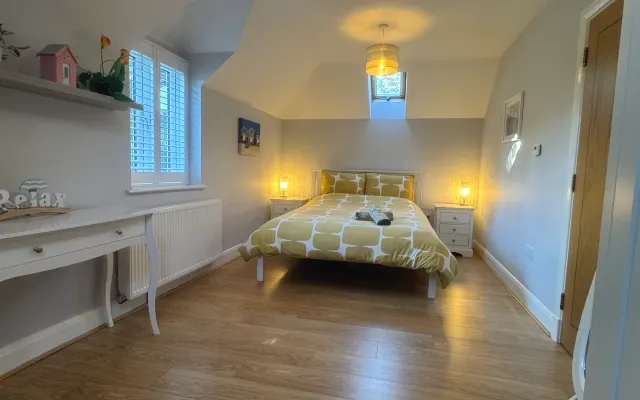 Grand lit lumineux, salle de bain privée, petit déjeuner inclus, près...