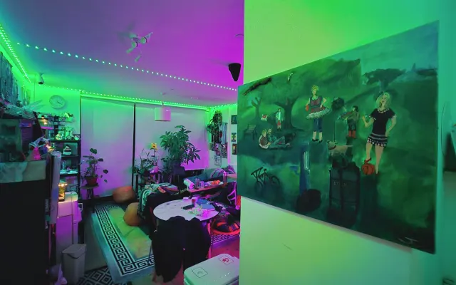 Apartamento de artista com uma sala de estar espaçosa e varanda.