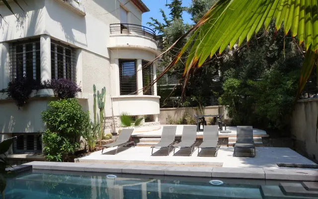 Zimmer XS in einer Villa mit Swimmingpool in der Nähe von Comedy