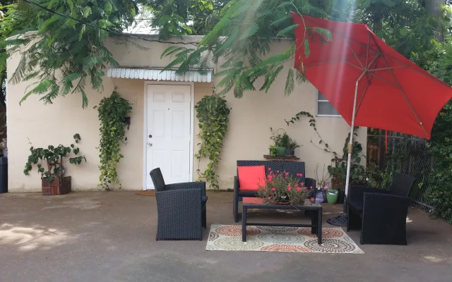 Entire Cottage- 5 mins to Brickell/Key Biscayne/Downtown Miami