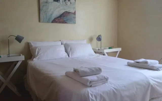 Elegant room in Heritage House with private bathroom and all amenities