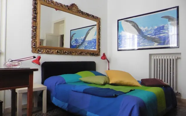 Schönes großes Zimmer in einer schönen Wohnung im Zentrum von Palermo.
