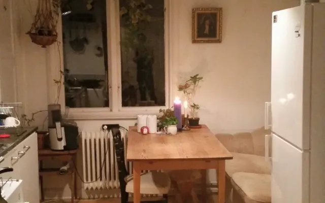 Chambre confortable dans une maison sociale