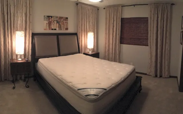 Chambre Queen privée dans une maison confortable très proche du centre-