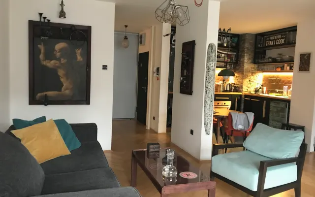 Quarto acolhedor com varanda num apartamento espaçoso