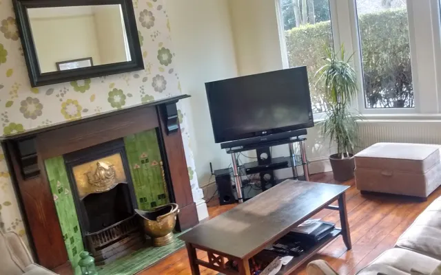 Espaçoso quarto duplo numa casa vitoriana recentemente decorada. 3...