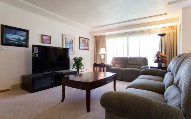 Sunny and Comfy Tabor 2 Bedrooms - 1100 Sq Ft w/Central Heat & A/C!