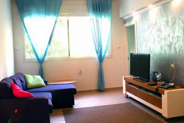 shared apt private room wc+s teutifull renovated apt( 3.5) 1dbl bed