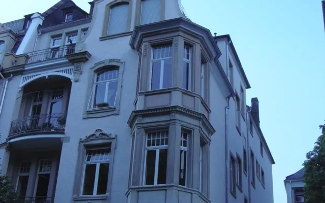 Zimmer in einem Gebäude aus der Jahrhundertwende
