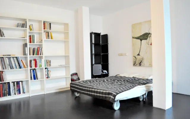 Room with garden in a modern studio flat in Colognes hip area...