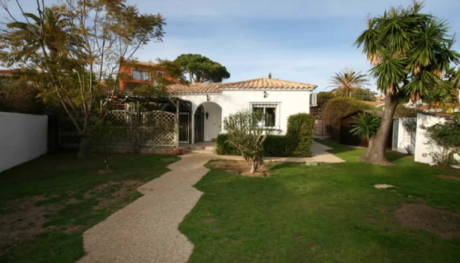 Chalet PRIVADO con piscina privada+jardín junto a la playa gay. - Foto 1