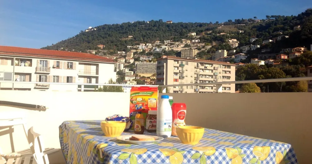 Estudio tranquilo con aire acondicionado, terraza y vistas a la colina - Foto 1