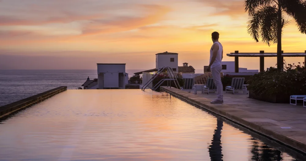 Anuncio de Christian en misterb&b - Puerto Vallarta sunset overlooking the ocean from the rooftop pool deck