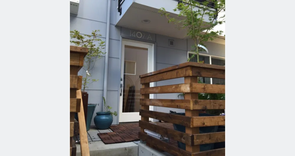 2 bedroom 1 bath private floor in townhome - Picture 1