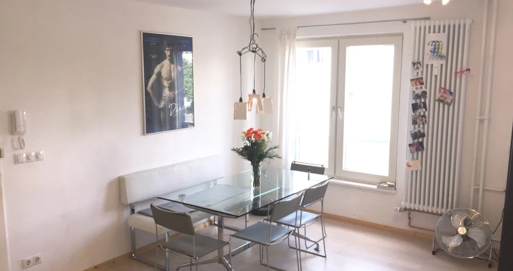 Bright room, king-size bed, central location in gay Schöneberg on U&S Bahn links. - Picture 1