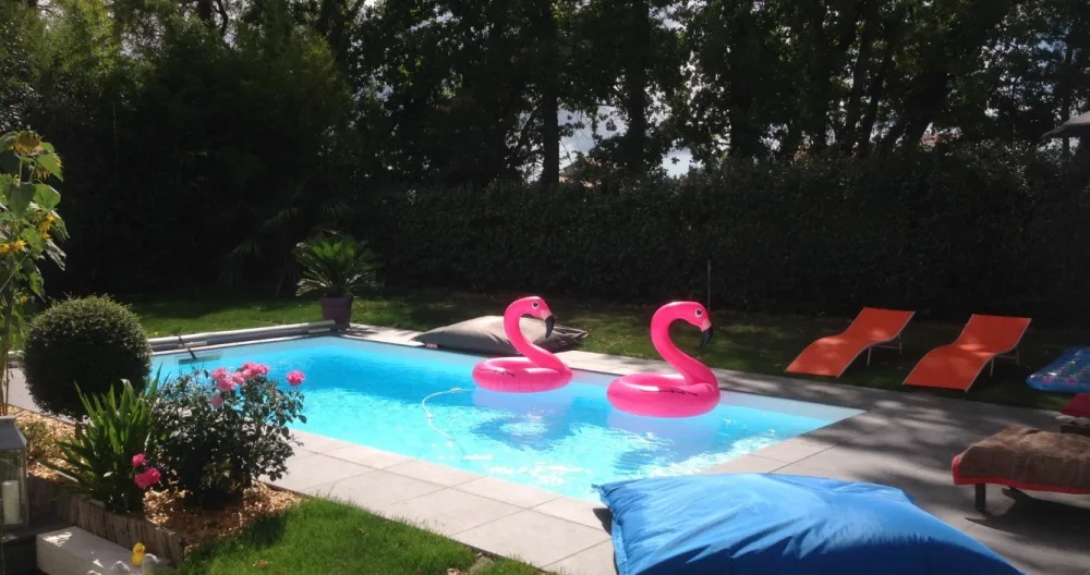 Chambre privée dans une maison avec piscine - Photo 1