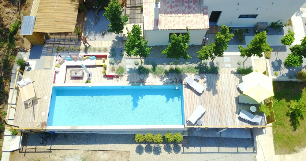 L'annuncio di Thierry su misterb&b - Sotto la piscina, un garage coperto per tenere la vostra auto all'ombra