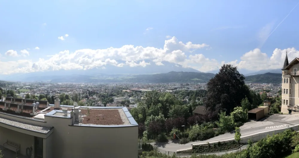 Quiet room above the city - Picture 1