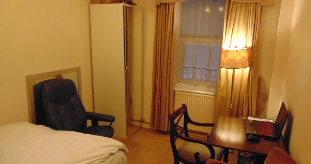 Comfortable double room on Hove Seafront - Picture 1