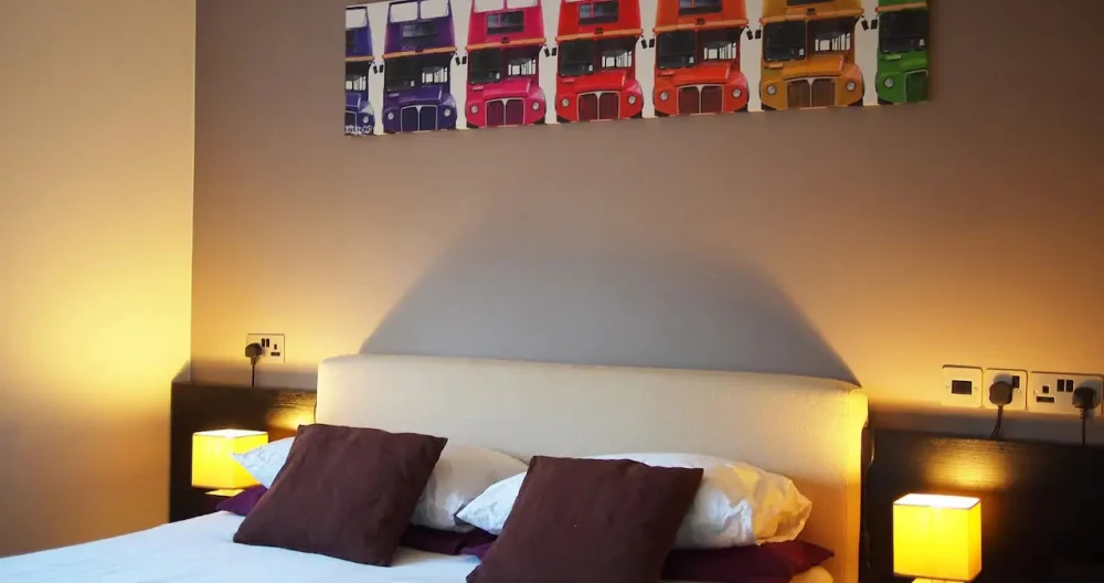 SPACIOUS ROOM IN CONTEMPORARY STYLE FLAT - Picture 1
