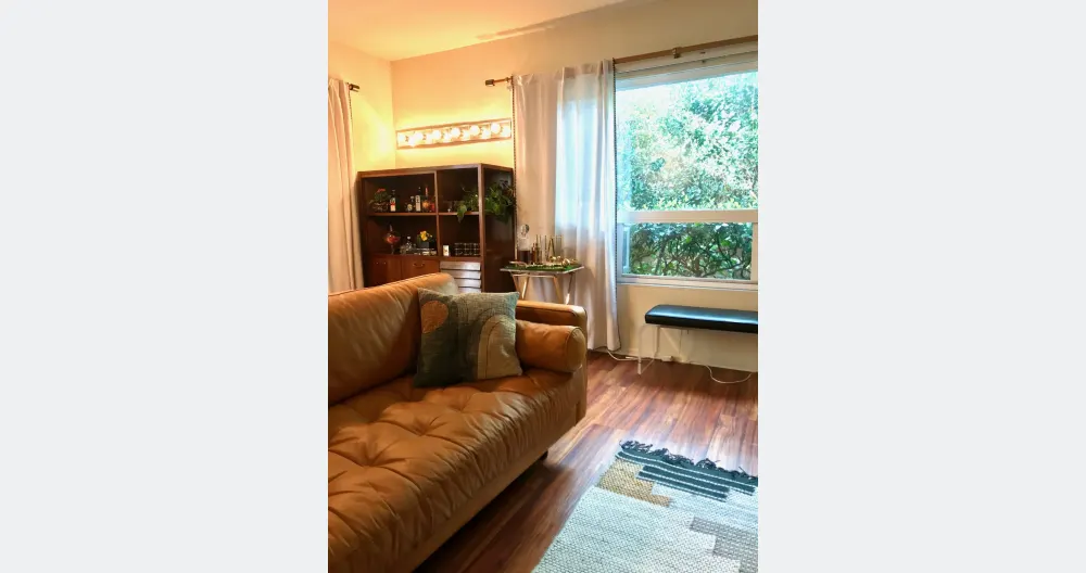 Spacious mid century apt. Location! - Picture 1