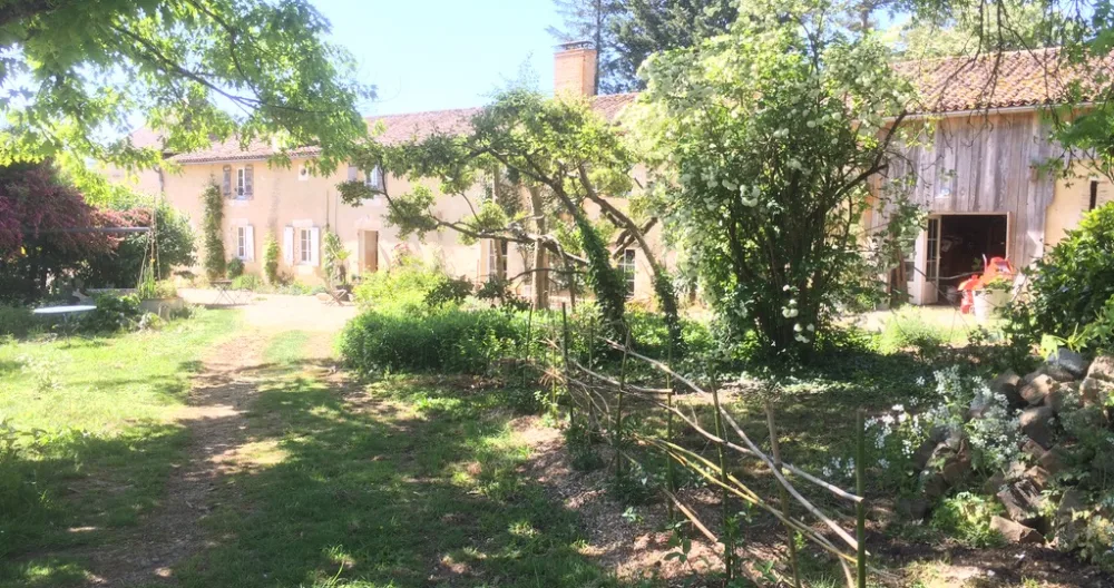 Freddy et Jérômes Inserat auf misterb&b - Jardin arboré et fleuri à partager avec les occupants de la maison.