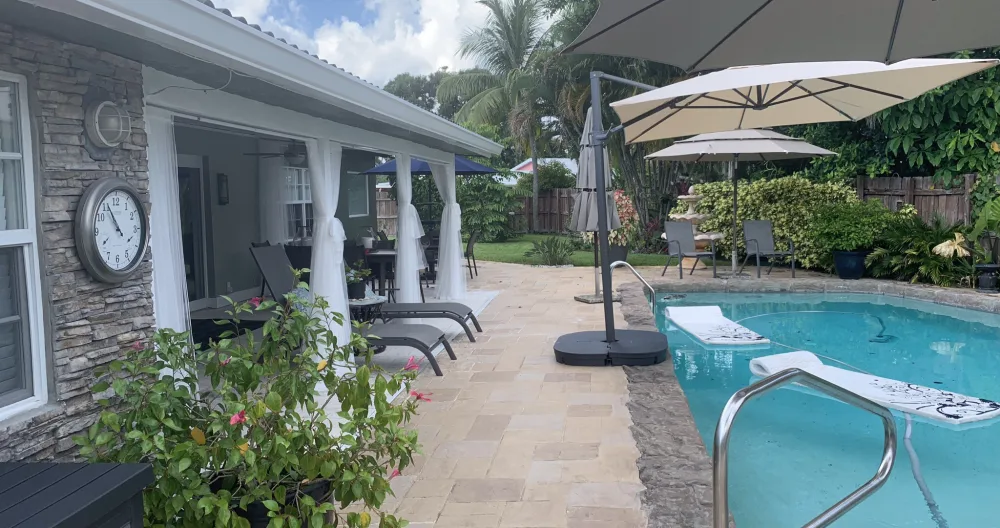 Oasis (King Bed) Men Only/Clothing Optional/Close to Wilton Drive - Picture 1