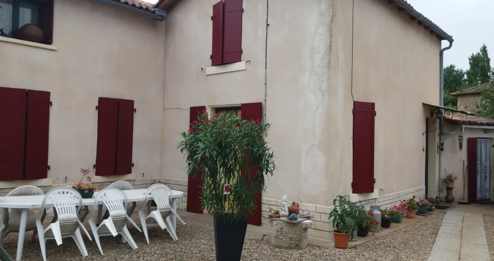 Séjours au vert en campagne dans une maison fleurie et acceuilante - Photo 1