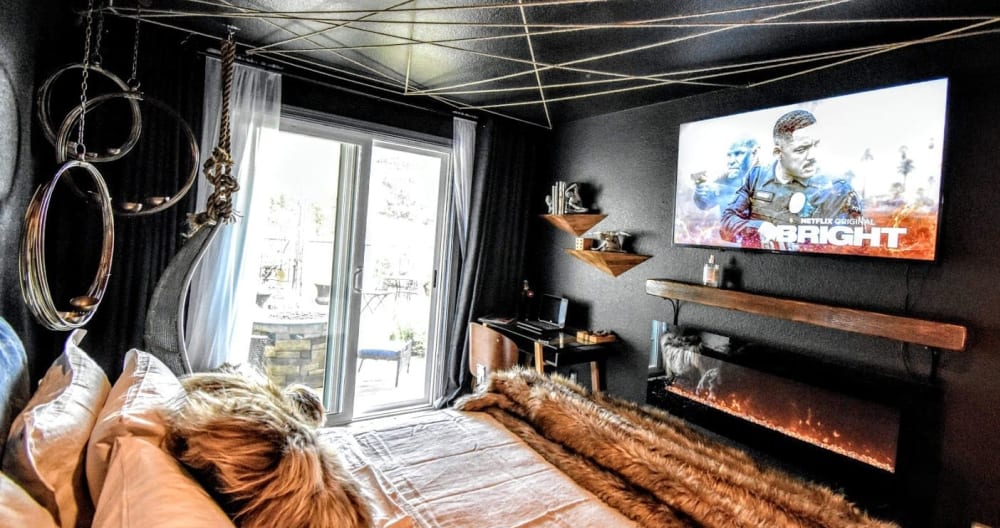 Naif's listing on misterb&b - Your Room Bed, TV, Fireplace, Working disk