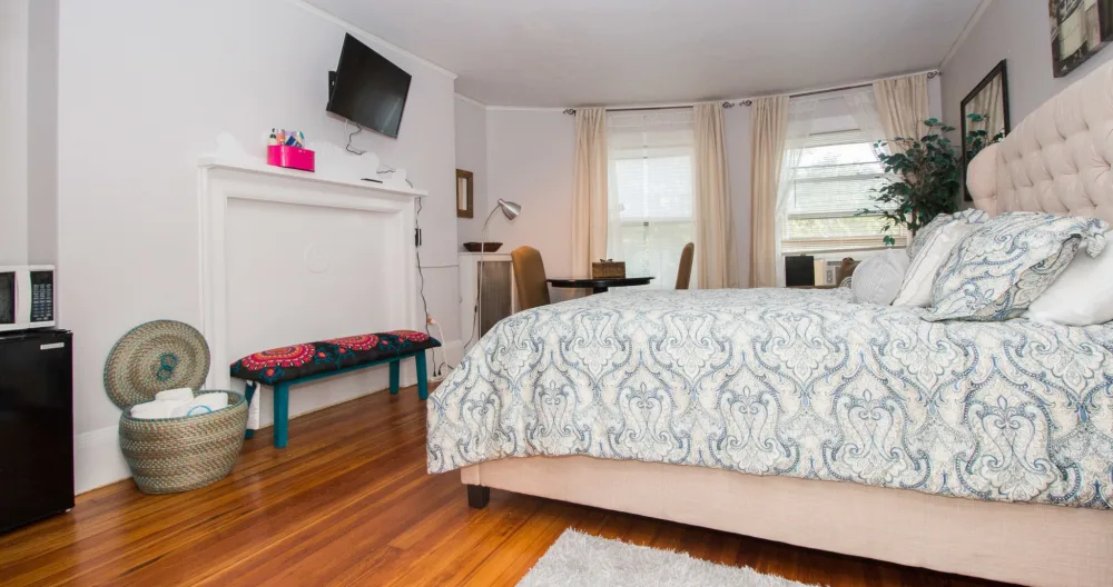 Private room in Boston Brownstone steps to Fenway! - Picture 5