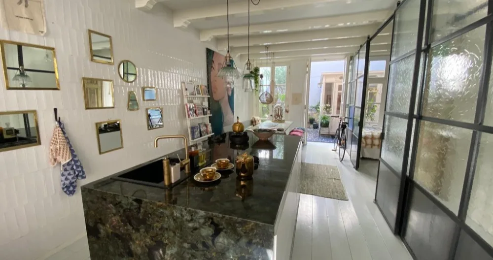 Eleonoras Inserat auf misterb&b - kitchen Labradorite countertop