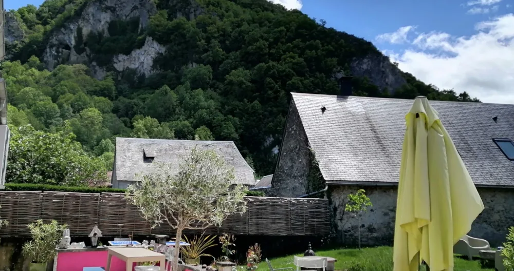 Annonce de Didier sur misterb&b - vue de la terrasse sur la falaise.