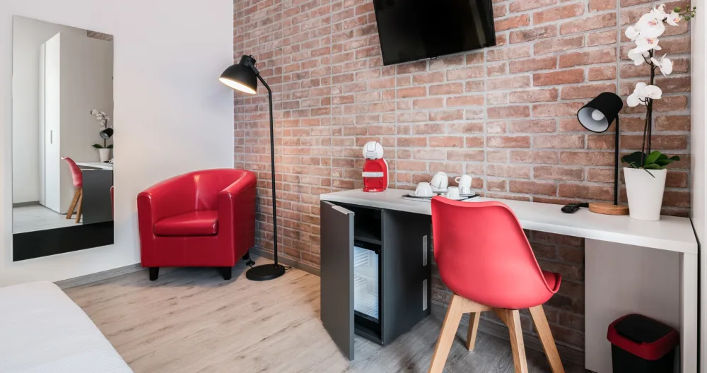 Quarto triplo moderno no bairro histórico, junto à estação central - Foto 1