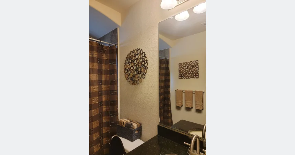 Jay's listing on misterb&b - GUEST BATHROOM